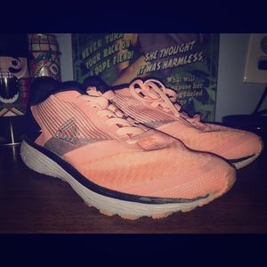 I’m selling size 8 reebox shoes